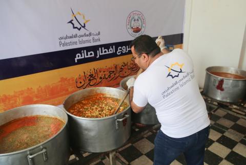 البنك الإسلامي الفلسطيني يواصل مشروع ’إفطار صائم’ في قطاع غزة