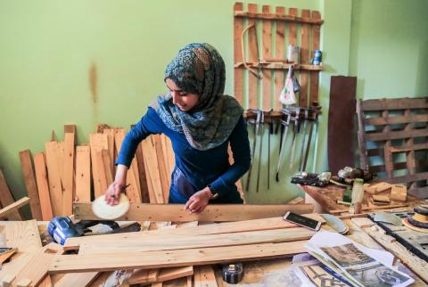 ظاهرة تدوير أخشاب صناديق البضائع تلاقي رواجاً كبيراً في غزة
