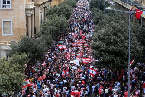 الحريري يتفق على إصلاحات وسط احتجاجات تعم لبنان بسبب أزمة اقتصادية