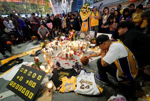 تزايد الطلب على تذكارات أسطورة كرة السلة كوبي برايانت بعد مقتله