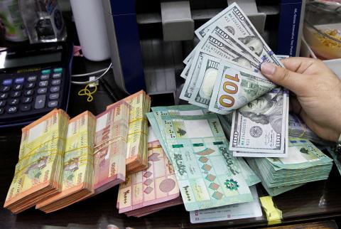 الصرافون في لبنان يخفضون سعر صرف الدولار بواقع 30 ليرة