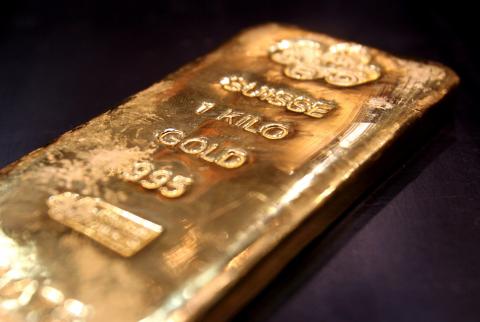 الذهب يقلص مكاسبه بعد صعود قياسي مع توقف تراجع الدولار