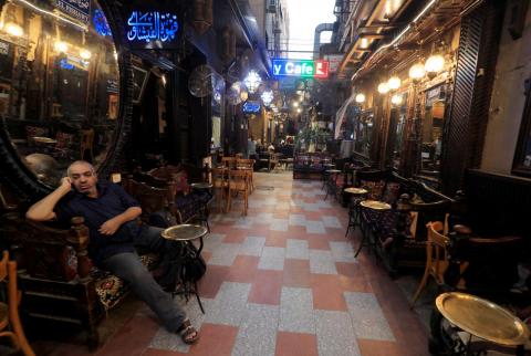 مقاهي القاهرة التي لا تنام تضطر لإغلاق أبوابها مبكرا