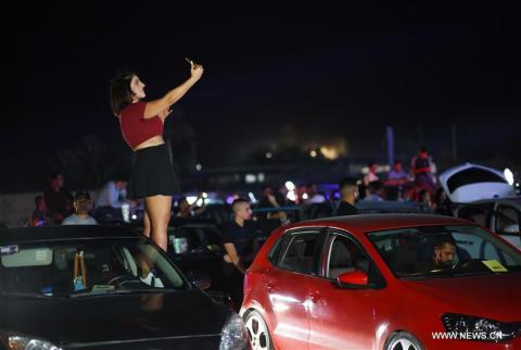 أريحا: فلسطينيون يحضرون مهرجانا للموسيقى من داخل سياراتهم 