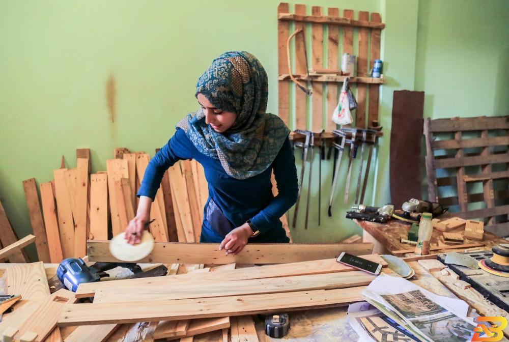 ظاهرة تدوير أخشاب صناديق البضائع تلاقي رواجاً كبيراً في غزة