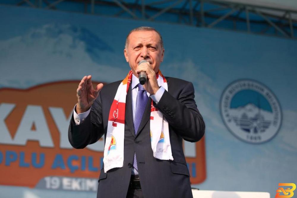أردوغان يحث الأتراك على شرب الشاي بدل السجائر الالكترونية