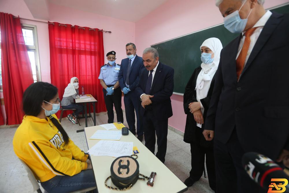 اشتية: فلسطين أول دولة عربية تجري امتحان الثانوية العامة