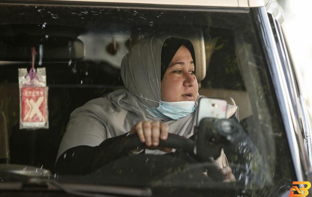 تعرفوا على أول سائقة تاكسي في غزة