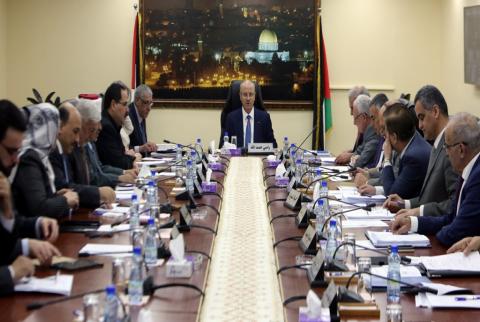 جانب من اجتماع الحكومة الفلسطينية في رام الله-تصوير معن خليفة الحكومة: مستعدون لإطلاق المرحلة الأولى من مشروع محطة التحلية في غزة