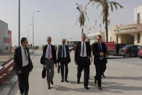 جانب من الزيارة المدير التنفيذي للبنك الدولي يزور مدينة أريحا الصناعية الزراعية