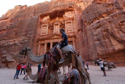 صورة من أرشيف رويترز لسائحين يلتقطون صورا خلال زيارة إلى البتراء. ارتفاع الدخل السياحي للأردن 14.6% في الربع/1