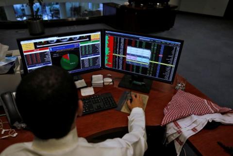 متعامل سعودي أثناء التداول في البورصة بالرياض. أرشيف رويترز البورصة السعودية تتراجع لليوم الثاني وقطاع العقارات يهبط بسوق دبي