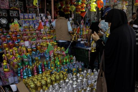 سوق الزاوية في غزة-تصوير وفا أسواق غزة: بضاعة مكدسة ومتسوق غائب