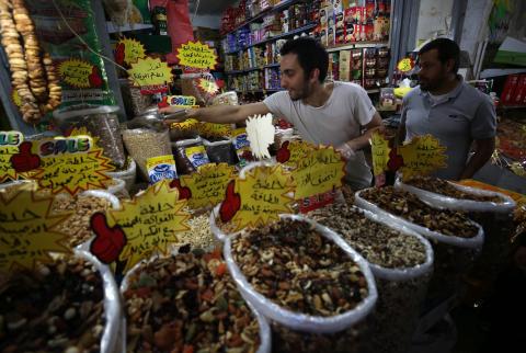 أجواء رمضان في أسواق نابلس-تصوير أيمن النوباني عودة: إجراءات استبقت رمضان حالت دون ارتفاع الأسعار