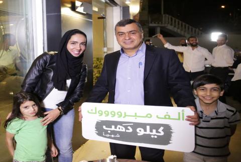 جانب من تسليم الجائزة للفائز بنك القدس يعلن عن أسم الفائز بكيلو ذهب لشهر أيار