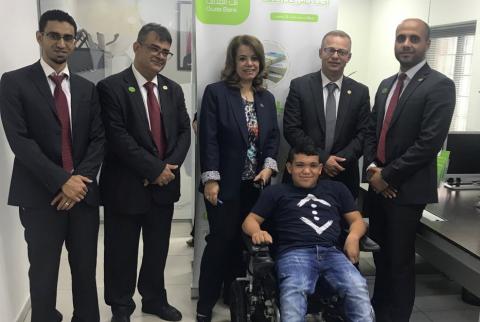 جانب من تسليم الكرسي للطفل هاني أبو ريدة بنك القدس يوفر كرسي متحرك للطفل هاني أبو ريدة
