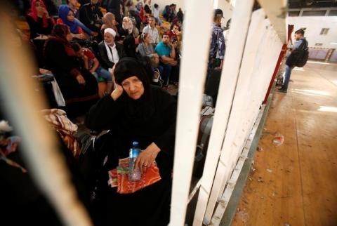امرأة تنتظر تصريح السفر للدخول إلى مصر من خلال معبر رفح الحدودي-أرشيف رويترز. معبر رفح مغلق من صباح اليوم حتى مساء الأحد