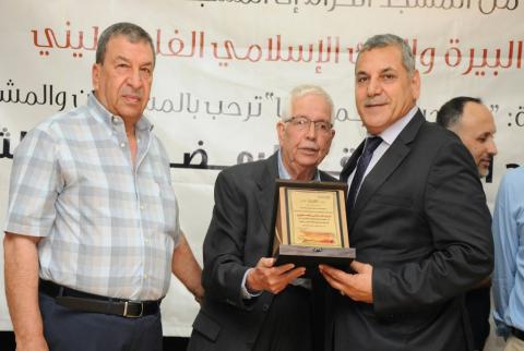 جانب من تكريم نائب مدير عام البنك الاسلامي الفلسطيني صائب سمور البنك الإسلامي الفلسطيني يرعى مسابقة البيرة الرمضانية الثالثة