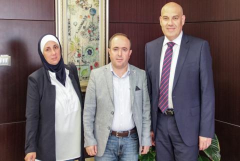 المشاركون في الاجتماع بنك القدس يواصل دعمه لجمعية الحياة لمكافحة السرطان