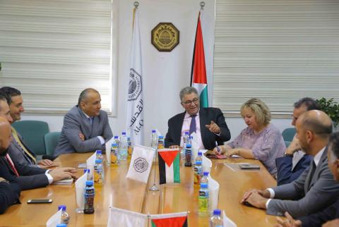 جانب من اللقاء أبوكشك يستقبل الرئيس التنفيذي لمجموعة الاتصالات الفلسطينية