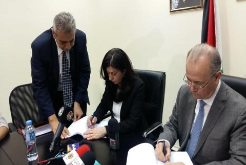 جانب من توقيع الاتفاقية صندوق الاستثمار يوقع عقد امتياز تطوير منطقة ترقوميا الصناعية