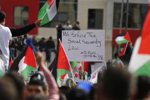 جانب من التظاهرات الاحتجاجية على القانون-تصوير عباس مومني-أ ف ب تأجيل التطبيق الإلزامي لقانون الضمان الاجتماعي 6 أشهر