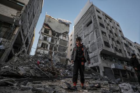 طفل يعاين الدمار الذي حل بمنطقة في غزة قصفها الطيران الإسرائيلي-تصوير وكالات تقرير: قطاع غزة تنهشه الحروب والفقر