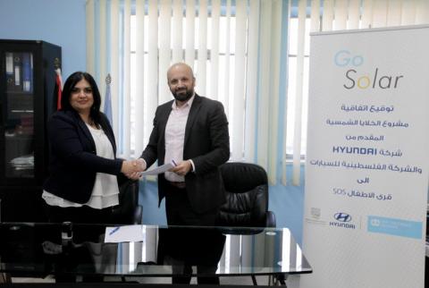 جانب من توقيع الاتفاقية ’الفلسطينية للسيارات’ توقّع اتفاقية دعم مع قرية الأطفال في بيت لحم