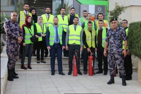 جانب من المشاركين في المناورة بنك القدس يجري مناورة وهمية لإخلاء الموظفين بالتعاون مع الدفاع المدني