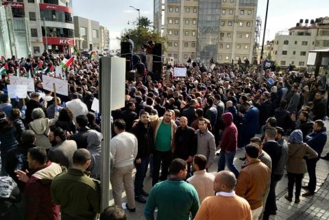 جانب من الاعتصام بالتزامن مع اجتماع الحكومة-اعتصام أمام مجلس الوزراء للمطالبة بإلغاء ’الضمان’