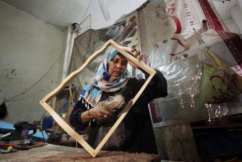 سيدة فلسطينية تعمل في منجرتها الصغيرة في غزة-أرشيف وكالات وزارة الاقتصاد: ارتفاع مستمر في تمثيل المرأة بالأنشطة الاقتصادية