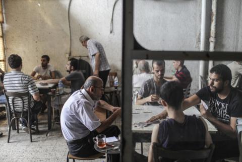 صورة توضيحية-مواطنون في أحد المقاهي بقطاع غزة-تصوير وسام نصّار-وكالات انخفاض طفيف في معدل البطالة في الضفة الغربية مقابل ارتفاع حاد في قطاع غزة
