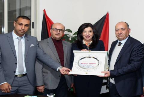 جانب من تكريم الوزيرة عبير عودة من قبل مجالس إدارات غرف تجارة وصناعة محافظة الخليل، وجنوب الخليل وشمال الخليل وزيرة الاقتصاد تعلن بدء تنفيذ المرحلة الثانية لبرنامج الإصلاح الشامل للغرف التجارية الصناعية
