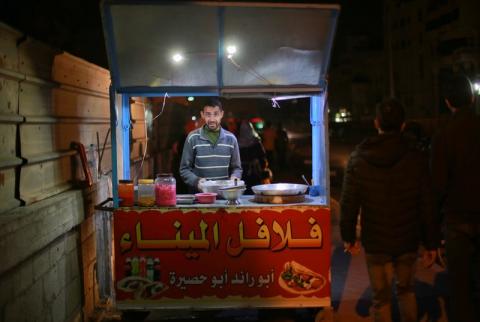 الكافتيريات المؤقتة على ’كورنيش’ بحر غزة تساهم في تنشيط الحركة السياحية