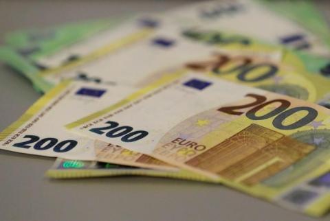 أوراق نقد فئة 100 و200 يورو في صورة من أرشيف رويترز. اليورو يتجه لأسوأ أسبوع في عام قبيل نشر بيانات الوظائف الأمريكية