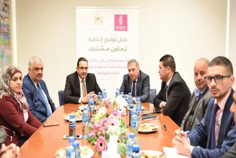 جانب من توقيع الاتفاقية اتفاقية تعاون لتنفيذ مشروع الصندوق الدوار لمشاريع الطاقة الشمسية في قطاع غزة
