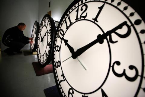 تغيير عقارب الساعة إلى الأمام-تصوير وكالات بدء العمل بالتوقيت الصيفي اعتبارا من فجر الجمعة