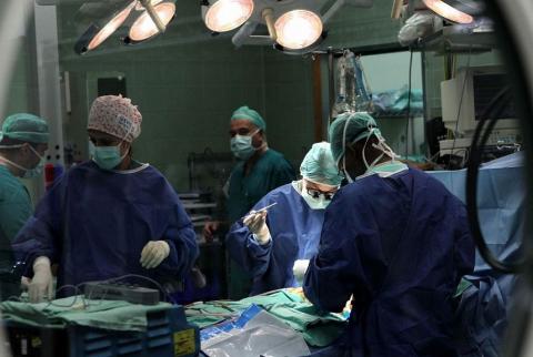 جانب من إجراء عملية جراحية لطفل فلسطيني في مستشفى إسرائيلي-أرشيف وكالات وزارة الصحة توقف تحويل الحالات المرضية للمستشفيات الإسرائيلية