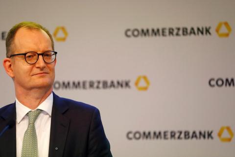 مارتن تسيلكه الرئيس التنفيذي لكومرتس بنك - صورة من أرشيف رويترز انخفاض أجور الرئيس التنفيذي لكومرتس بنك وأعضاء المجلس في 2018