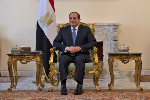 الرئيس المصري عبد الفتاح السيسي في القاهرة يوم العاشر من يناير كانون الثاني 2019. صورة لرويترز حصلت عليها من ممثل عن وكالات أنباء السيسي يعلن رفع الحد الأدنى للأجور لجميع العاملين بالدولة من 1200 إلى 2000 جنيه