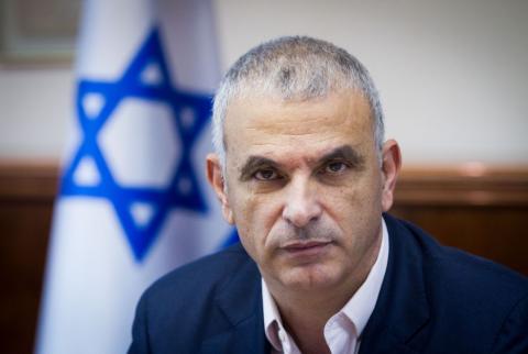 وزير المالية الإسرائيلي موشيه كحلون وزير المالية الإسرائيلي يوقّع على قرار بخصم 42 مليون شيكل شهريا من أموال المقاصة