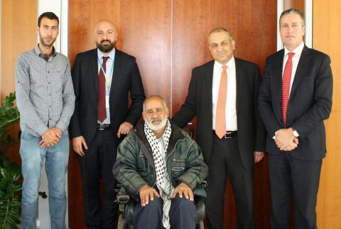 صورة جماعية عقب توقيع الاتفاقية مجموعة الاتصالات تدعم قرية العقبة لتمويل شراء أجهزة طبية