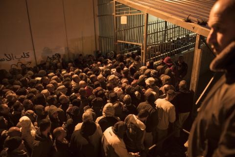 عمّال فلسطينيون على حاجز قرب بيت لحم في طريقهم للعمل في إسرائيل-تصوير وكالات في يوم العمال العالمي-قرابة المليون عامل فلسطيني