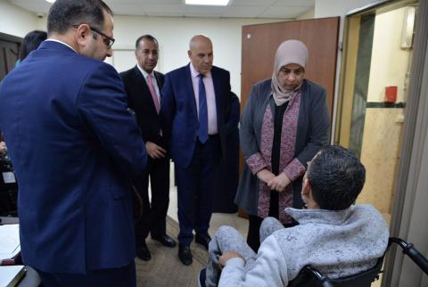 بنك القدس يوفر كرسيين كهربائيين لشخصين من ذوي الإعاقة