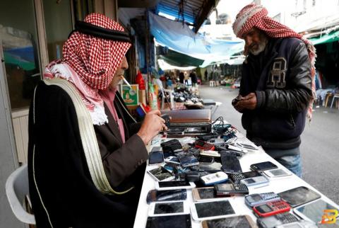 مواطن يبيع هواتف خلوية مستعملة وسط رام الله-أرشيف رويترز 4.3 مليون مشترك في الاتصالات الخلوية في فلسطين