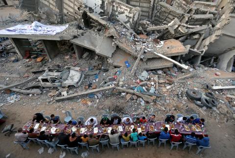 فلسطينيون يفطرون بالقرب من حطام مبنى في غزة يوم 18 مايو أيار 2019. تصوير: إبراهيم أبو مصطفى - رويترز منظمة التحرير تدعو دولا عربية إلى مراجعة موقفها من مؤتمر المنامة