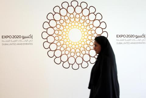 امرأة تمر أمام شعار معرض إكسبو 2020 في صورة من أرشيف رويترز. منظمون: إكسبو دبي 2020 سيجتذب 11 مليون زائر أجنبي