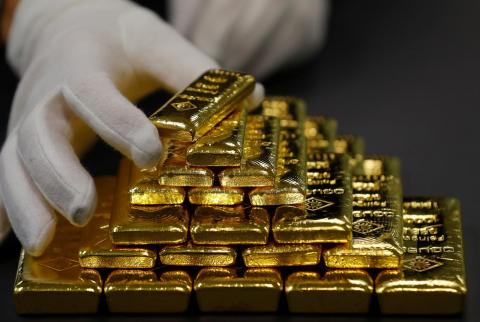 الذهب ينخفض مع ارتفاع الدولار والسندات ورغم مخاوف النمو