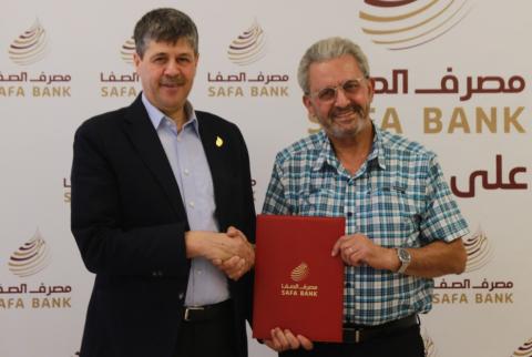 جانب من توقيع مذكرة التفاهم مصرف الصفا يوقع مذكرة تفاهم مع مستشفى الشفاء في جنين