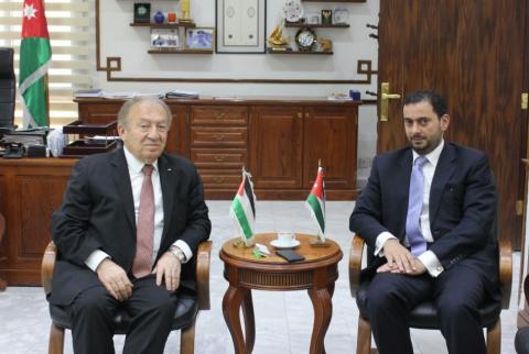 جانب من الاجتماع الشروع في إنشاء الشركة الحرة الأردنية الفلسطينية المشتركة